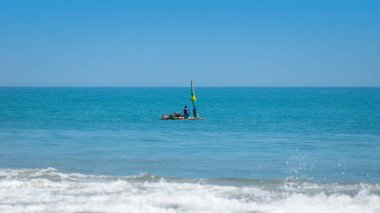 Mancora, Piura / Peru - 9 Nisan 2019: Açık bir günde, açık denizde tek başına denize açılan balıkçı
