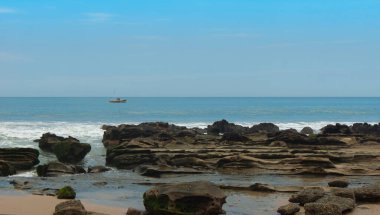 Bulutlu bir günde Mancora sahilindeki Las Pocitas bölgesinin manzarası