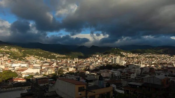 Fırtınadan Önce Bulutlu Bir Öğleden Sonra Ufukta Dağlarla Birlikte Ekvador — Stok fotoğraf