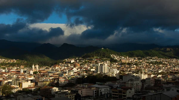 Vista Panorámica Ciudad Loja Ecuador Con Montañas Horizonte Una Tarde — Foto de Stock