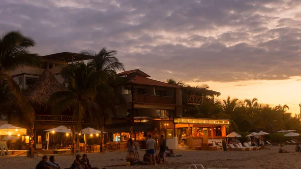 Mancora Piura Perú Abril 2019 Turistas Caminando Por Playa Con —  Fotos de Stock