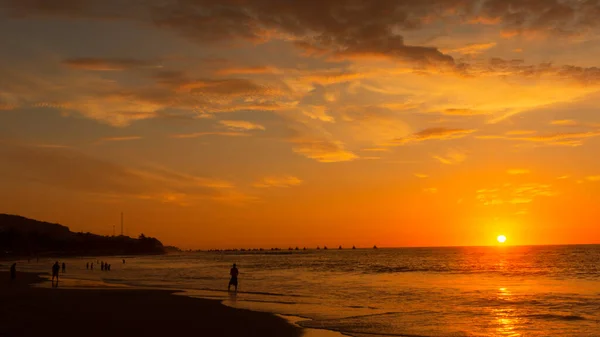 Touristen Die Bei Sonnenuntergang Strand Spazieren Während Sich Die Sonne — Stockfoto