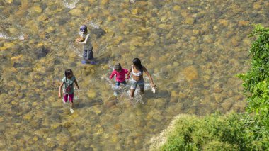 Tena, Napo / Ekvador - 10 Ekim 2020: Tena şehrinde gündüz vakti Napo Nehri 'nde aile banyosu