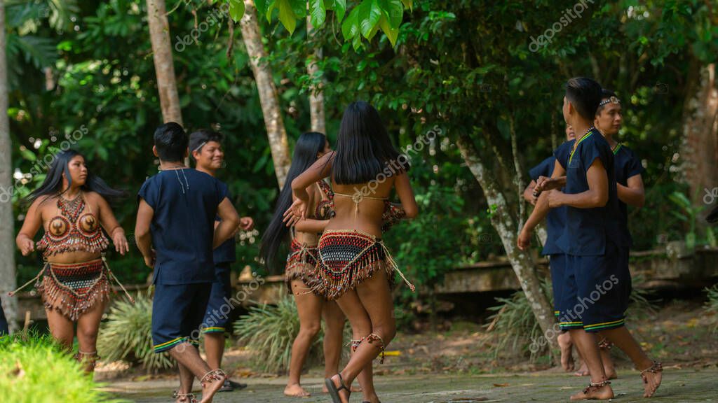 Tena Napo Ecuador Octubre 2020 Grupo Jóvenes Bailando Con Trajes