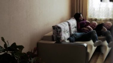 Romantik Çift evde kanepede birlikte iyi vakit geçiriyor