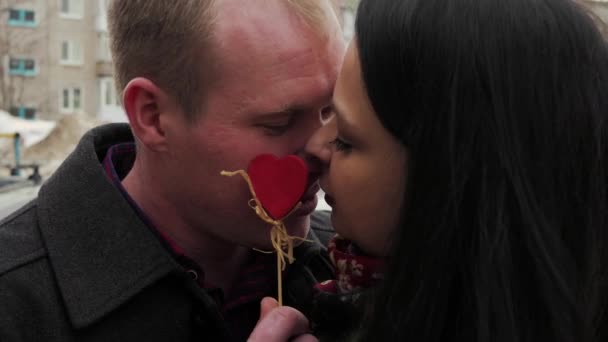 Couple romantique passer un bon moment ensemble dans le canapé à la maison — Video