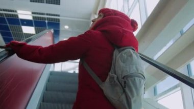 Kız yürüyen merdiven alır