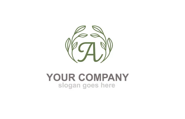 Yeşil Yapraklı Harfi Logo Tasarımı — Stok Vektör