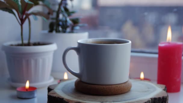 Pencere Kenarında Beyaz Bir Fincan Sıcak Kahve Boşluğu Kopyala — Stok video