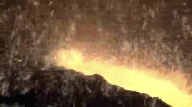 Erimiş metal dökümhanesinde yüksek fırından dökülen erimiş sıvı metal