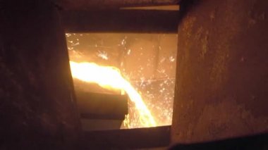 Erimiş metal dökümhanesinde yüksek fırından dökülen erimiş sıvı metal