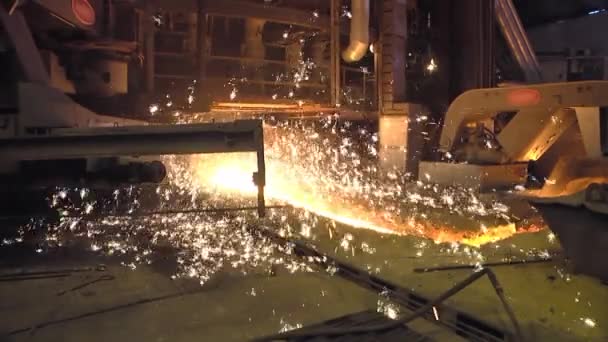 Erimiş Metal Dökümhanesinde Yüksek Fırından Dökülen Erimiş Sıvı Metal — Stok video