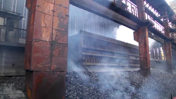 Tren Con Carruaje Pasando Medio Del Mineral — Vídeo de stock