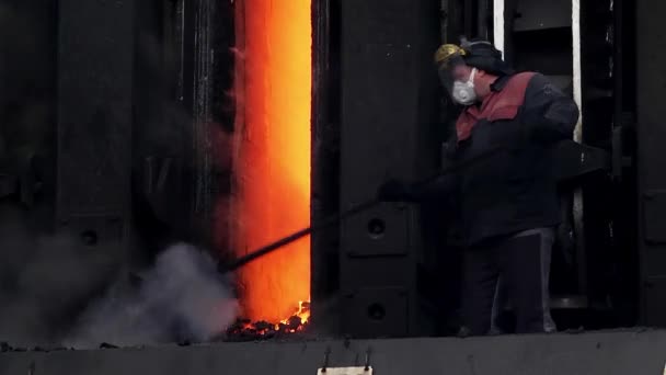 Piec Obróbki Aglomeratu Pracownicy Pracują Zakładzie Metalurgicznym — Wideo stockowe
