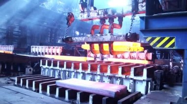 Metalürji fabrikasında kene ile çalışan vinç ve ısıtma kuyuları. Metalürjik külçeler. Giriş çukur vinci