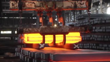 Metalürji fabrikasında kene ile çalışan vinç ve ısıtma kuyuları. Metalürjik külçeler. Giriş çukur vinci