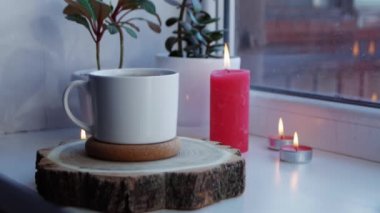 Pencere kenarında beyaz bir fincan sıcak kahve. Boşluğu kopyala.