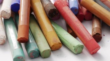 Pastel boya boya bir dizi yakın çekim boya. Renkli tebeşirler. Pastel boya ile boyama için aksesuarlar. Sanat kavram okulu ve çizim eğitimi. Yumuşak odaklama.
