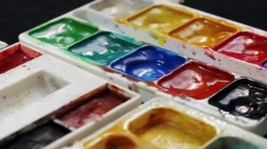 Renkli suluboya seti kapatın. Siyah arka plan üzerinde suluboya boya setleri. 