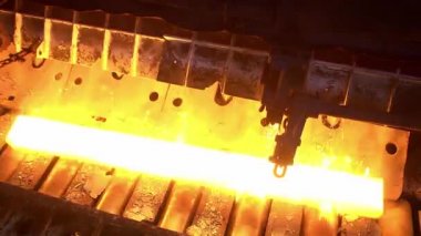 Metalurji tesisinde konveyör üzerinde sıcak çelik ray