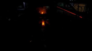 Metalurji tesisinde konveyör üzerinde sıcak çelik ray