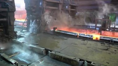 Metalurji tesisinde konveyör üzerinde sıcak çelik ray