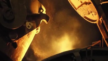 Dönüştürücüiçine demir dökme işlemi. Metalürji tesisinde çelik üretimi.