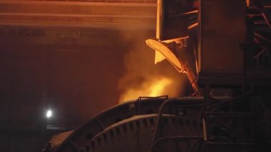 Dönüştürücüiçine demir dökme işlemi. Metalürji tesisinde çelik üretimi.