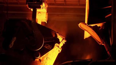 Dönüştürücüiçine demir dökme işlemi. Metalürji tesisinde çelik üretimi.