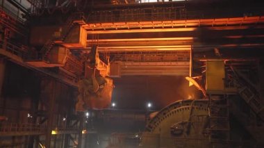 Dönüştürücüiçine demir dökme işlemi. Metalürji tesisinde çelik üretimi.