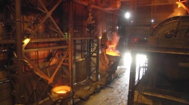 Dönüştürücüiçine demir dökme işlemi. Metalürji tesisinde çelik üretimi.