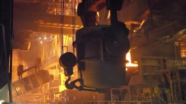 Dönüştürücüiçine demir dökme işlemi. Metalürji tesisinde çelik üretimi.