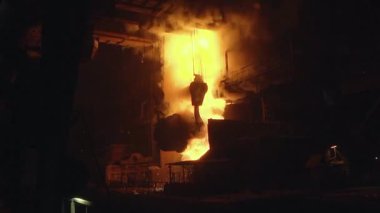 Dönüştürücüiçine demir dökme işlemi. Metalürji tesisinde çelik üretimi.
