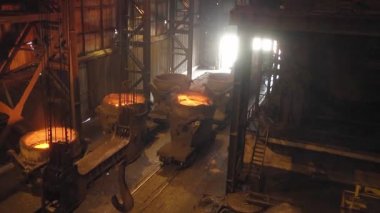 Dönüştürücü içine dökme katmak için kovalarda dökme demir. Metalürji tesisinde konvertör üretimi.