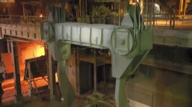 Dönüştürücü içine dökme katmak için kovalarda dökme demir. Metalürji tesisinde konvertör üretimi.