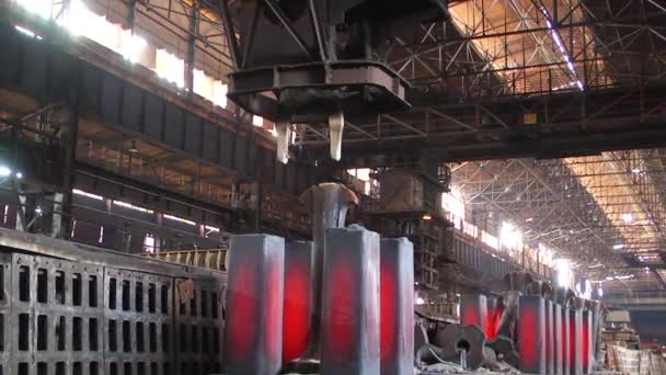 在冶金厂工作的滴答式起重机和加热井 冶金锭 金属锭 钢锭起重机 — 图库视频影像