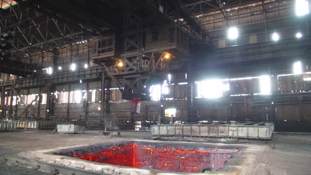 Lavoro Gru Zecche Pozzi Riscaldamento Presso Impianto Metallurgico Lingotti Metallurgici — Video Stock