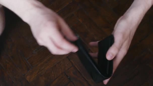 Nahaufnahme Der Hand Eines Mannes Der Sein Leeres Portemonnaie Ohne — Stockvideo