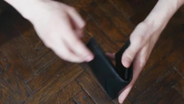 Primer Plano Mano Hombre Sosteniendo Cartera Cuero Vacía Sin Dinero — Vídeo de stock