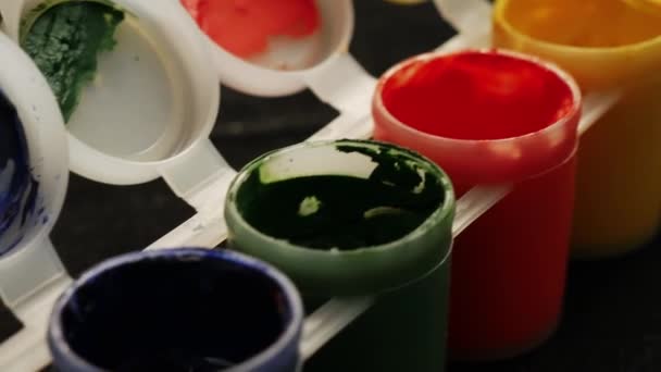 Set Gouache Multicolor Frascos Plástico Rotación Fondo Multicolor Una Gran — Vídeo de stock