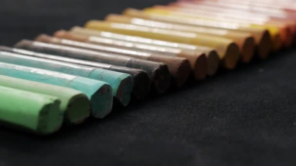 Pastel Boya Kalemlerinin Dönüşünün Yakın Çekim Renkli Tebeşirler Pastel Boya — Stok video