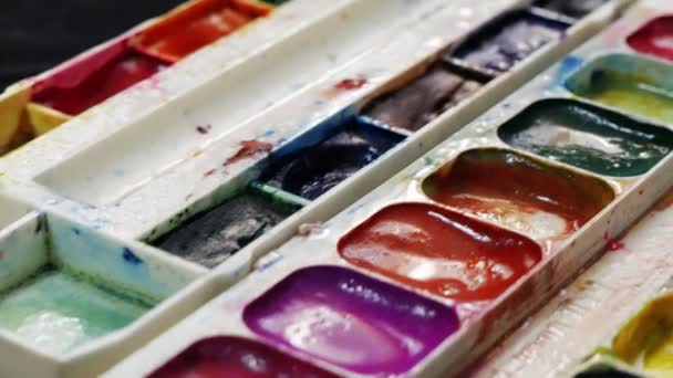Närbild Uppsättning Färgglada Akvareller Uppsättningar Akvarellfärger Den Svarta Bakgrunden — Stockvideo