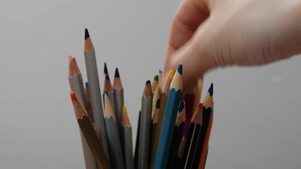 Ręka Bierze Kolorowe Ołówki Stosu Procesu Rysowania Sztuki Tworzenia — Wideo stockowe