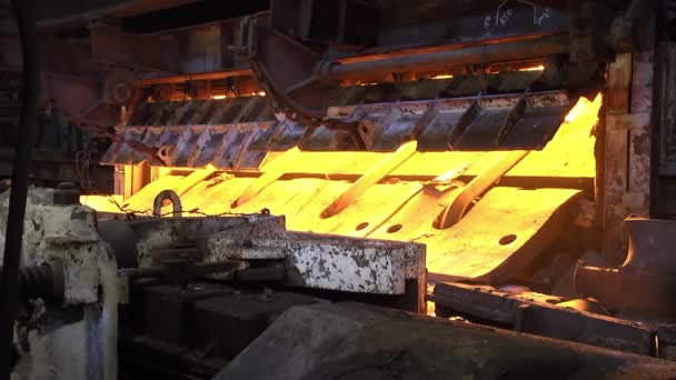 冶金プラントのコンベア上の熱い鋼鉄柵 — ストック動画