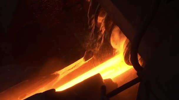 Metalurji Tesisinde Konveyör Üzerinde Sıcak Çelik Ray — Stok video