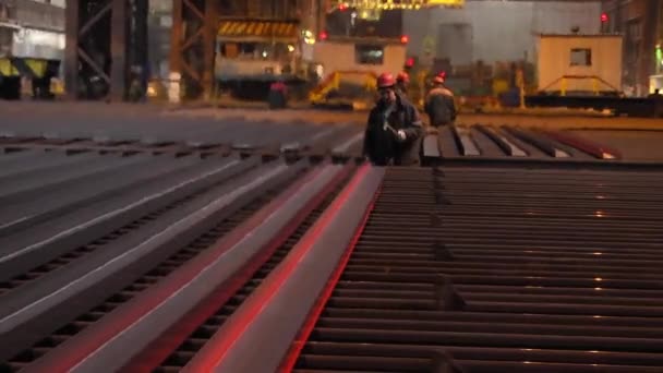 Rail Acier Chaud Sur Convoyeur Dans Une Usine Métallurgique — Video