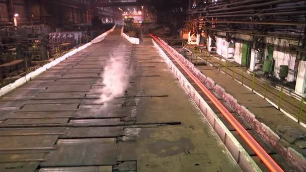 冶金厂输送机上的热钢轨 — 图库视频影像
