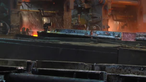 Warm Stalen Rail Een Transportband Een Metallurgische Installatie — Stockvideo