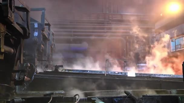 Rail Acier Chaud Sur Convoyeur Dans Une Usine Métallurgique — Video