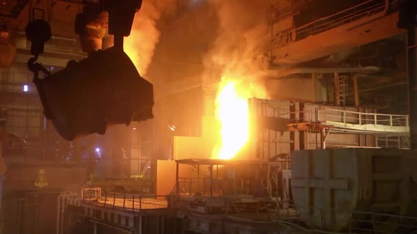 Processo Versamento Del Ferro Nel Convertitore Produzione Acciaio Impianto Metallurgico — Video Stock